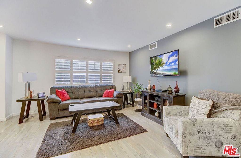 10707 S Camarillo Street 112