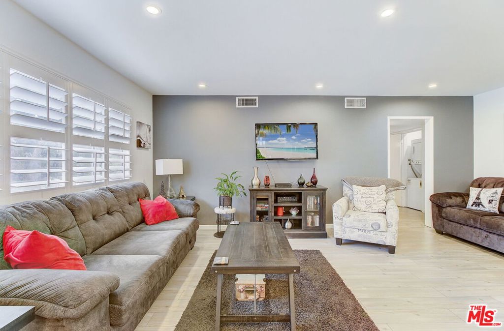 10707 S Camarillo Street 112