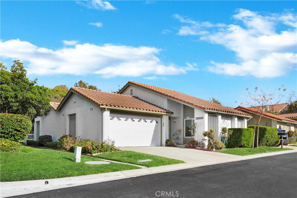 Single-Story Home with Red Roof Featured in Real Estate Listings