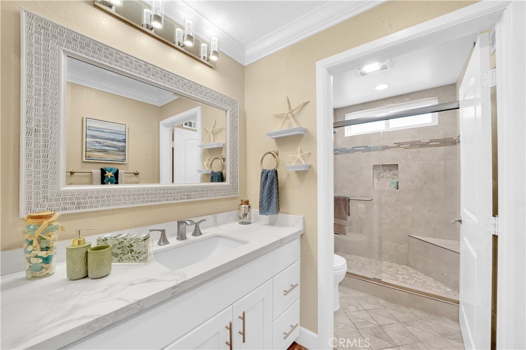Modern Bathroom with Double Vanity and Large Mirror, Featured in Real Estate Listings