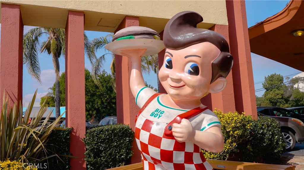 Big Boy Statue Holding Burger Near Real Estate Listings Location